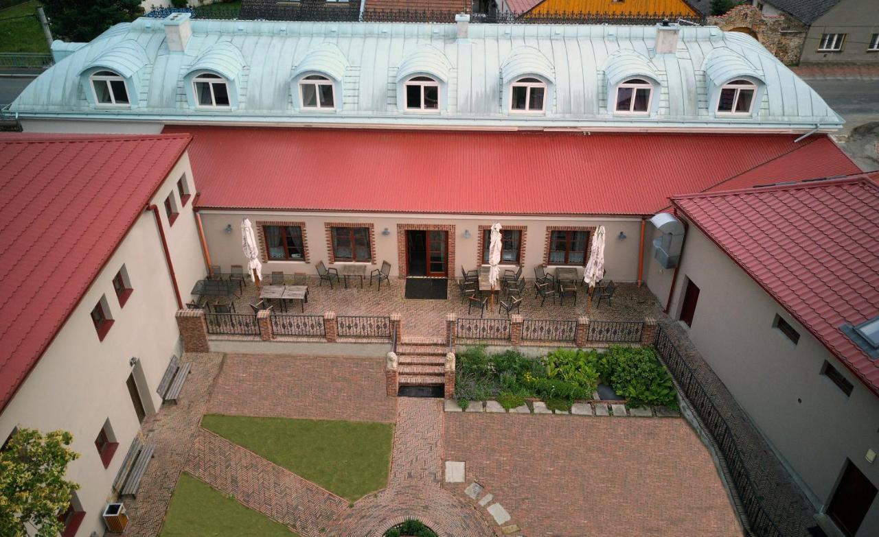 Zbirozsky Dvur Hotel Zbiroh Exterior foto